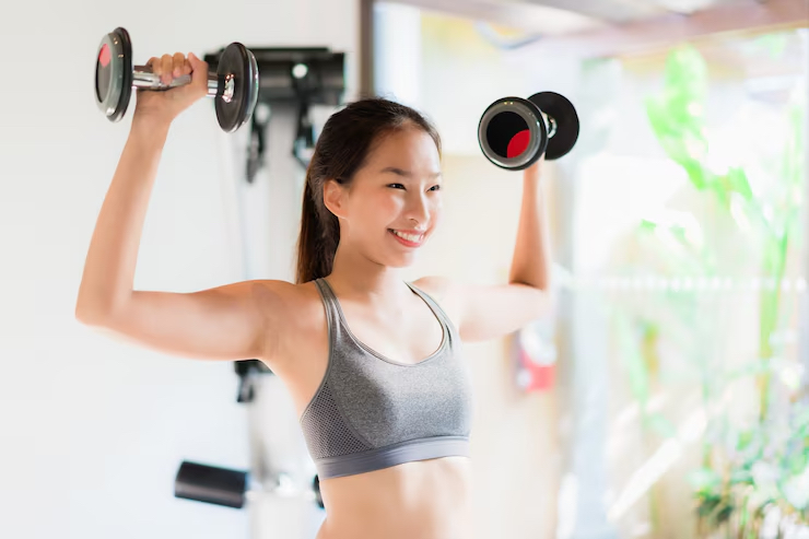 トレーニングに励む女性の画像